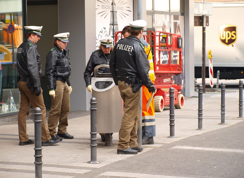 Suchmassnahmen am Koelner Neumarkt nach Raubueberfall im Parkhaus Wolfstr P16.JPG